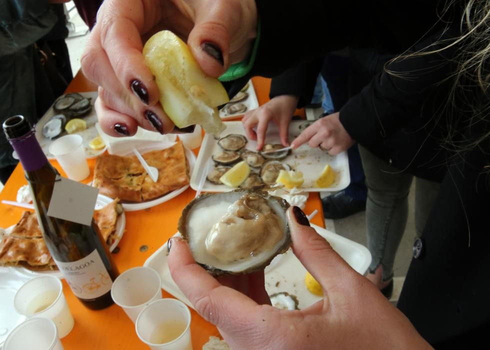 La primera jornada de la  fiesta gastronómica congrega a numeroso público, que disfrutó del molusco al natural y en escabeche.