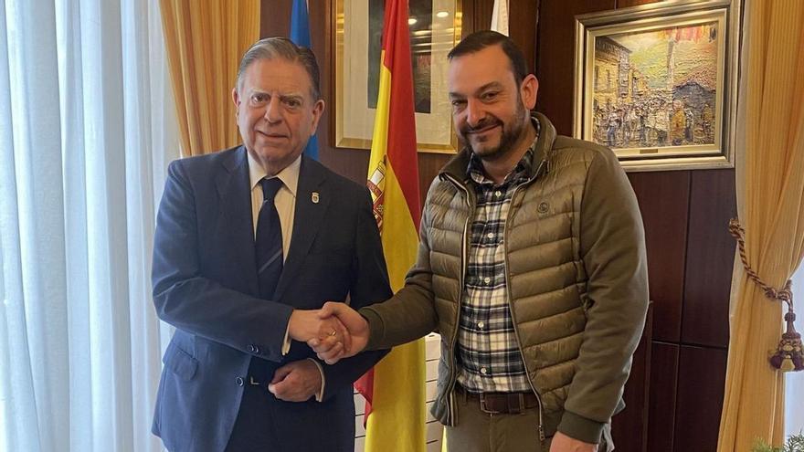Alfredo Canteli, a la izquierda, y Manuel Ángel Álvarez, sellan el respaldo de Mieres a la candidatura. | LNE