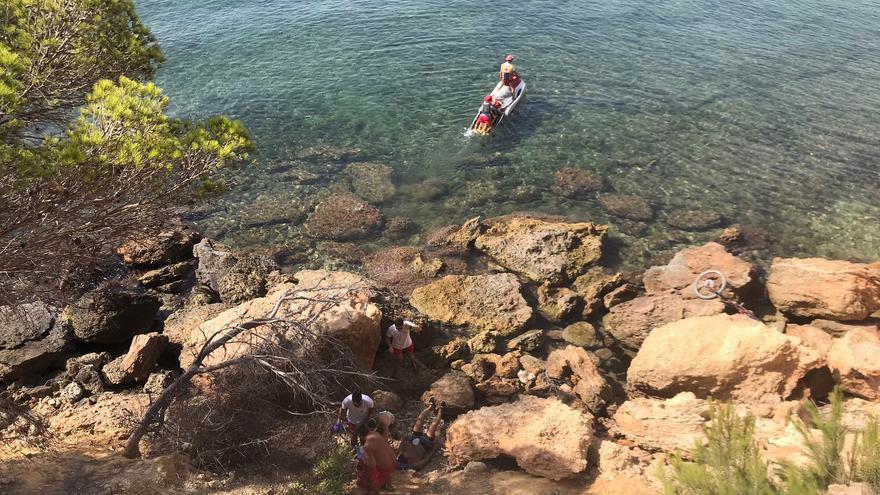 Evacuado en moto acuática un ciclista que cayó al mar desde una altura de ocho metros en una cala de Ibiza