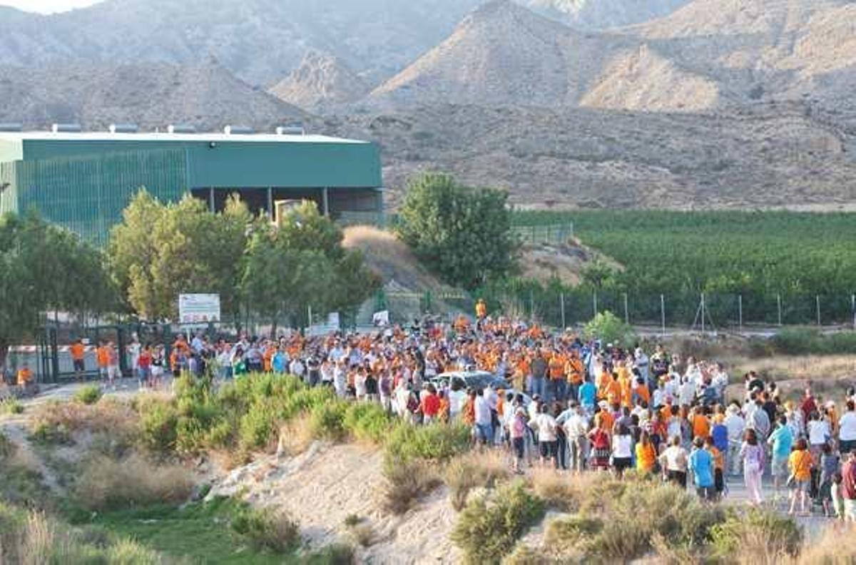 Cientos de vecinos se acercaron ayer por la tarde hasta el acceso principal de Proambiente. El tono festivo y reivindicativo abundó en la protesta.