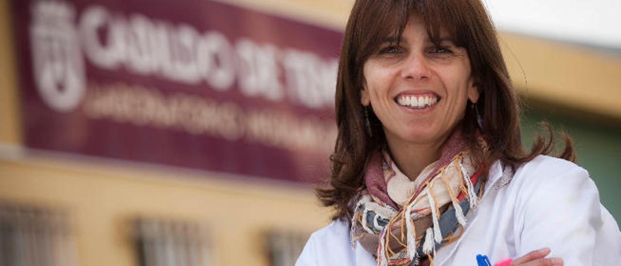 Olivia Hernández, delante del Laboratorio Insular de Vinos de Tenerife (Livite) situado en Güímar.