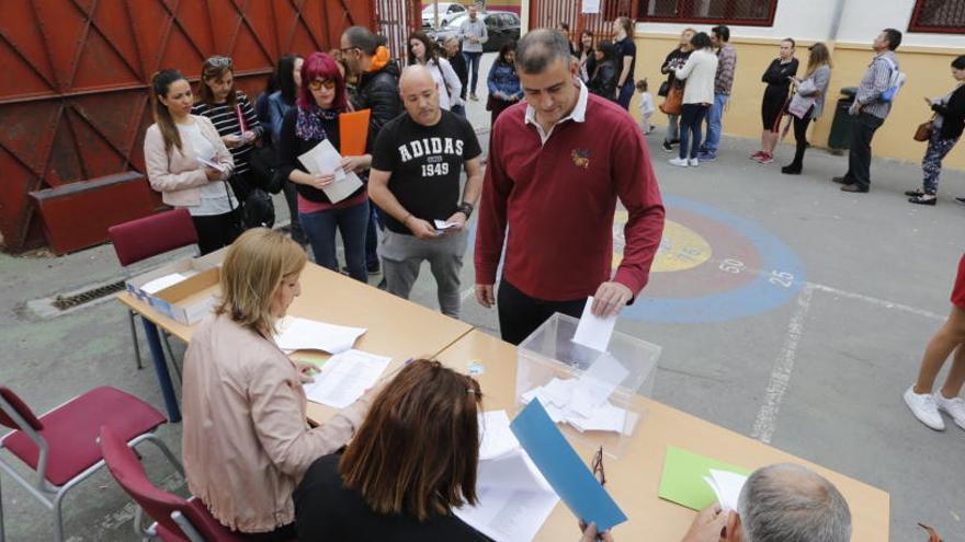 Padres votando esta mañana en el colegio Candalix de Elche.