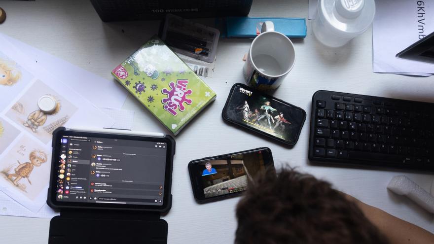 Varios dispositivos móviles colocados sobre la mesa.