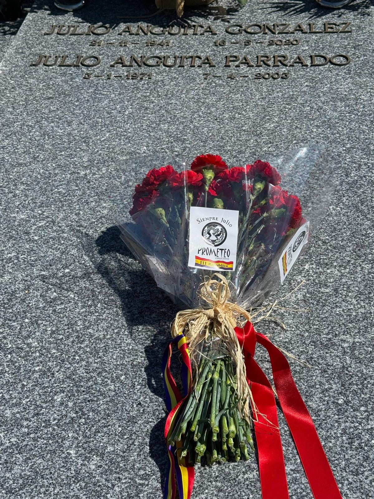 Flores en recuerdo de Julio Anguita.