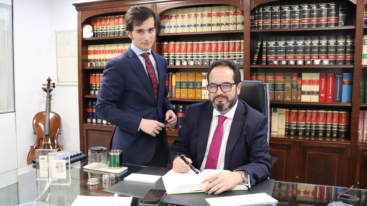 Rafael y Juan Ramón Corvillo, en su despacho.