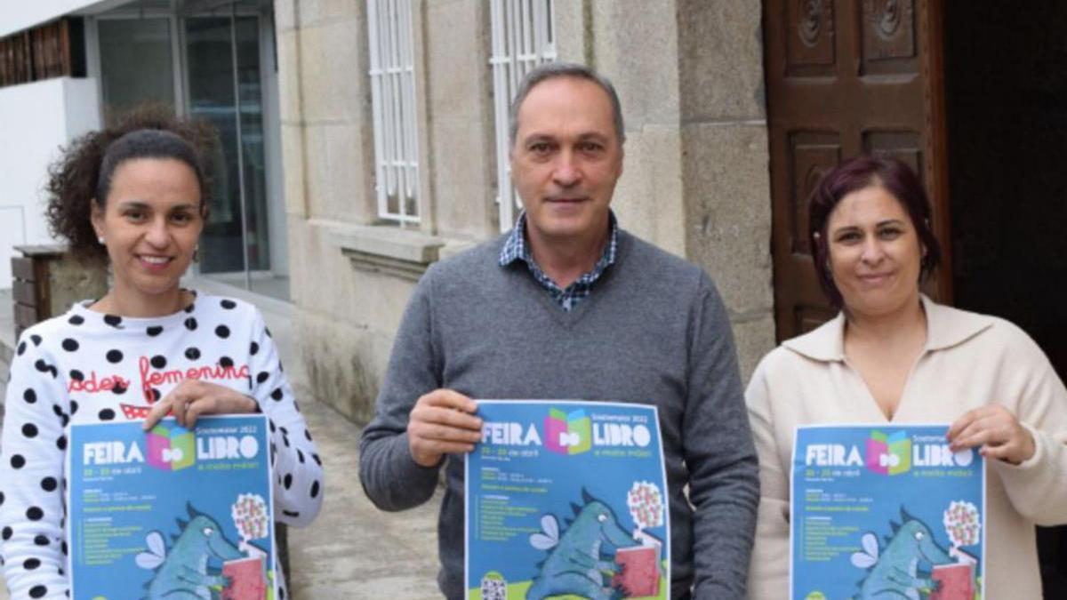 O alcalde de Soutomaior, Agustín Reguera, e as edís de Mocidade e Educación, Noelia Ocampo e Fátima Vidal, respectivamente.  | // FDV