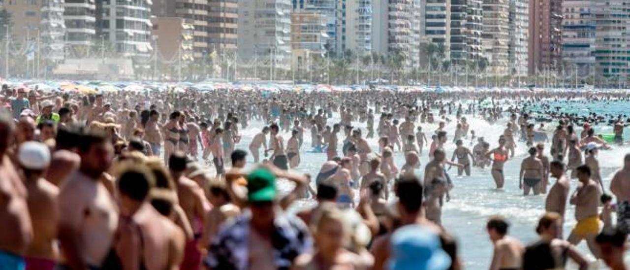 El aumento del consumo de agua evidencia una fuga de turistas a la oferta «ilegal»