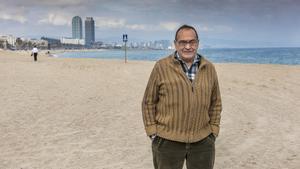 El pare Manel posa en la playa de la Barceloneta, que el religioso ha escogido para el Museo Imaginario de ’On Barcelona’.