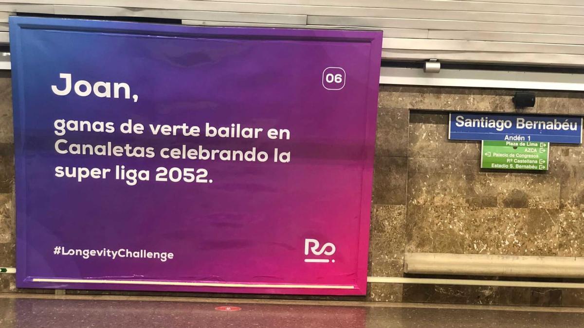 Un cartel publicitario anima el clásico en las inmediaciones del Bernabéu