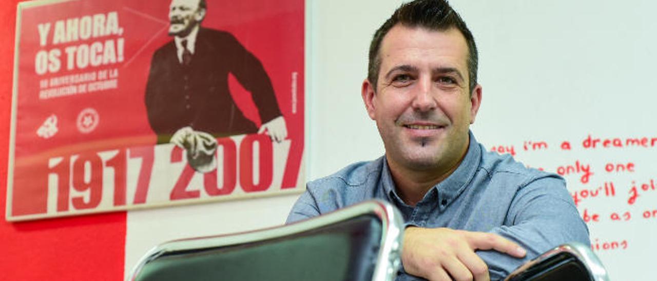 Francisco Javier Muñoz, candidato de Unidad Popular-Izquierda Unida al Congreso por Las Palmas, en la sede del partido en la calle Pérez del Toro.