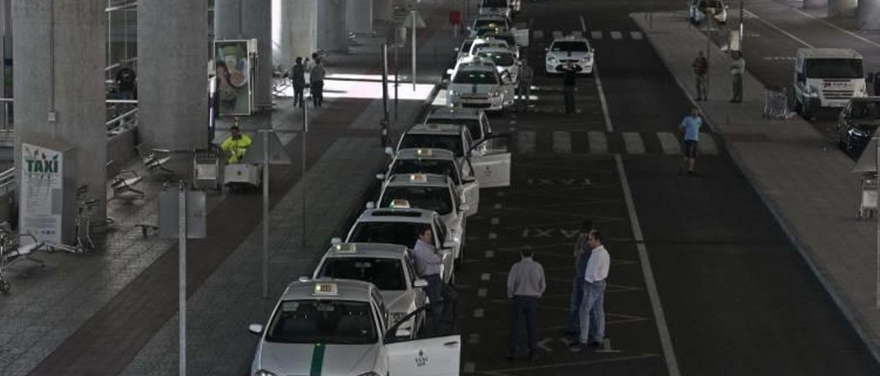 Los taxistas recurren a un detective para combatir el intrusismo en el Aeropuerto