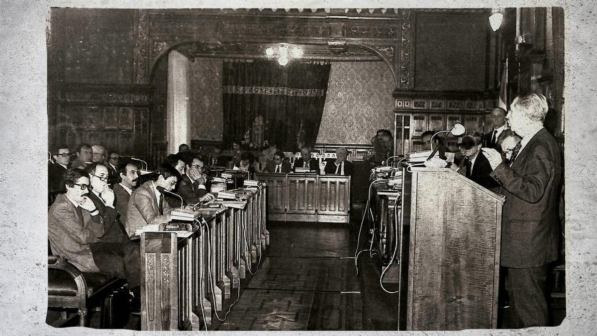 Rafael Fernández, primer presidente del ente preautonómico, responde a preguntas de UCD durante un Pleno en el Parlamento regional.