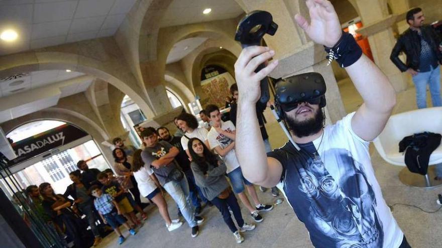 Un joven prueba tecnologías de realidad virtual. // Gustavo Santos