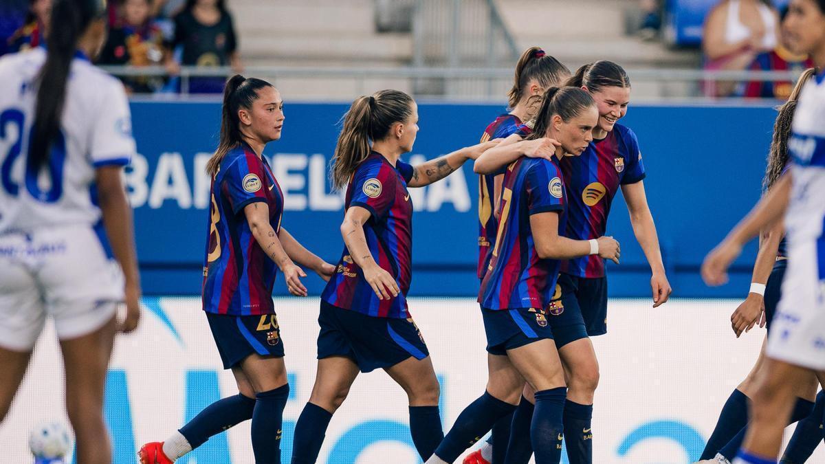 Las futbolistas del Barcelona celebran uno de sus goles al Costa Adeje.