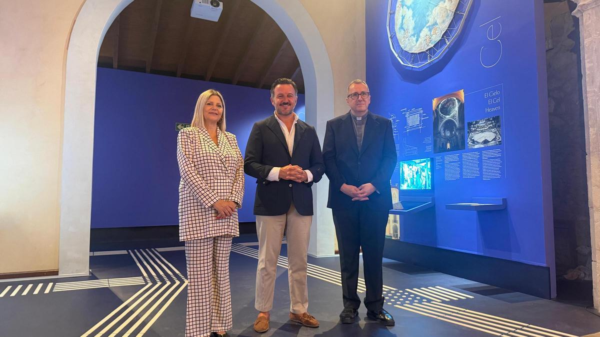 La consellera Ortí con Ruz y el vicario Lucas Galvañ en el Museo de la Festa