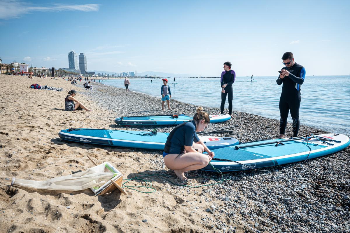 Naia Alberdi engancha la red a una de las tablas antes de salir a muestrear en la playa de Sant Sebastià.