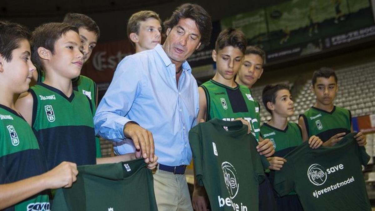 Villacampa posa junto a unos niños de la cantera para promocionar la campaña de micromecenazgo