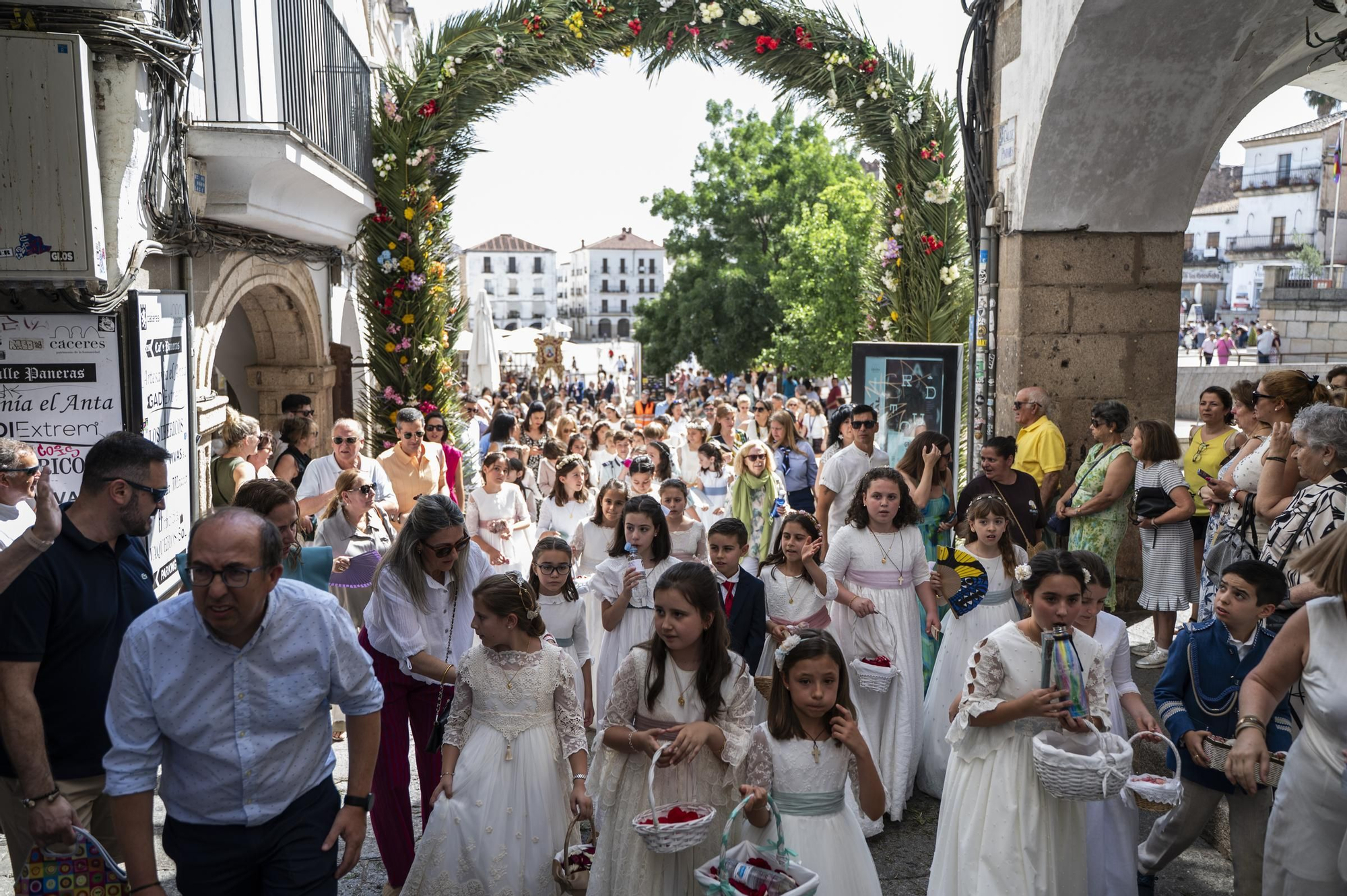 El calor da un respiro al Corpus de Cáceres: búscate en estas fotos