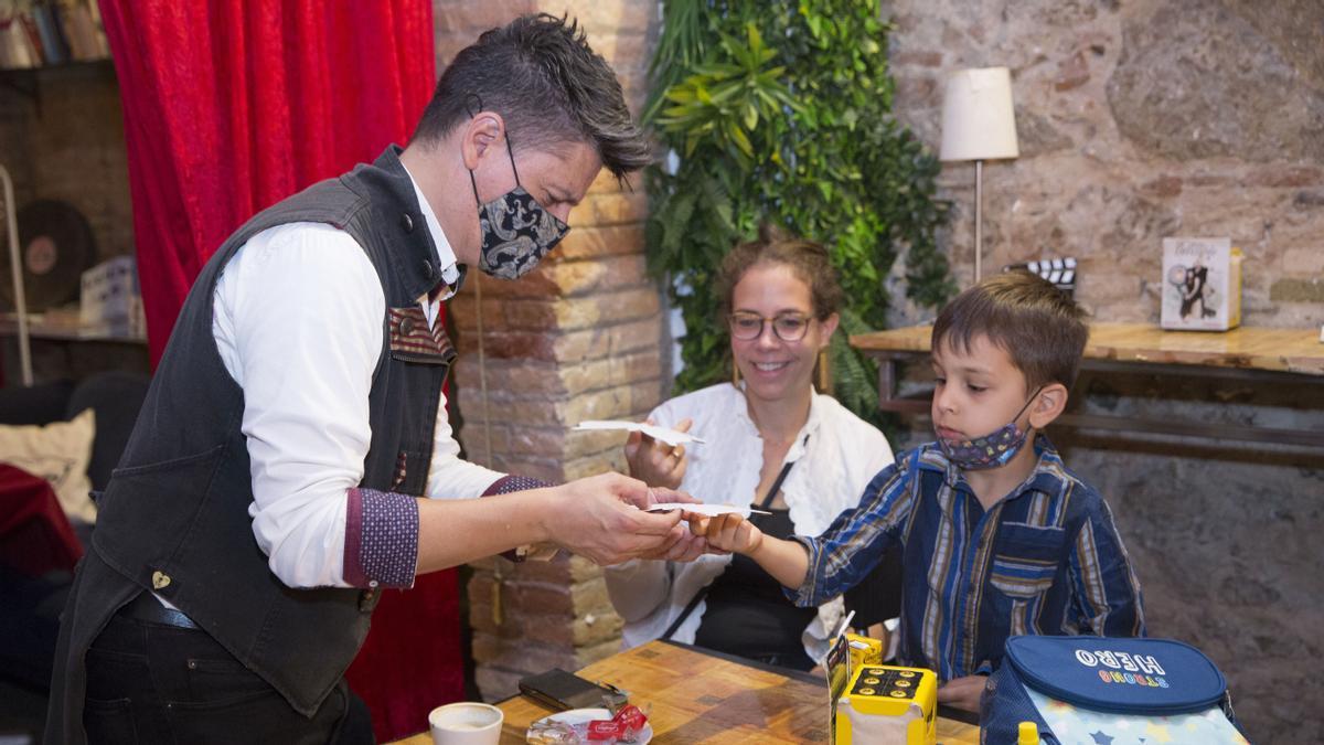 Valencia realizando el taller de magia, en el vestíbulo de la sala.