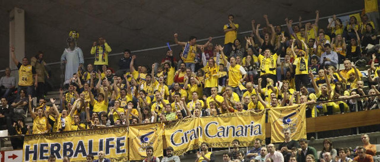 Imagen del sector de los aficionados del Herbalife Gran Canaria, ayer, durante la disputa del partido de cuartos de final ante el Valencia, en el Coliseum de La Coruña.