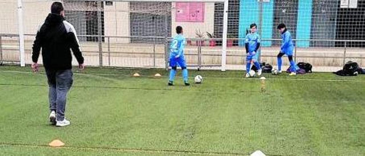 La escuela de fútbol de Alaquás ha vuelto a los entrenamientos en grupos de cuatro. | L-EMV