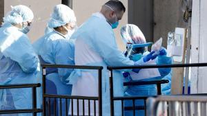 New York (United States), 26/03/2020.- Medical professionals work at a coronavirus testing tent set up at the Brooklyn Hospital Center in Brooklyn, New York, USA, 26 March 2020. A statewide shut down of all non-essential businesses and a ban on all non-solitary outside activities is currently in place to stop the spread of coronavirus and COVID-19. City and state officials around the city, and the country, are hoping these measures will help to avoid overwhelming hospital systems that are already straining with the volume of patients during intensive care. (Estados Unidos, Nueva York) EFE/EPA/JUSTIN LANE