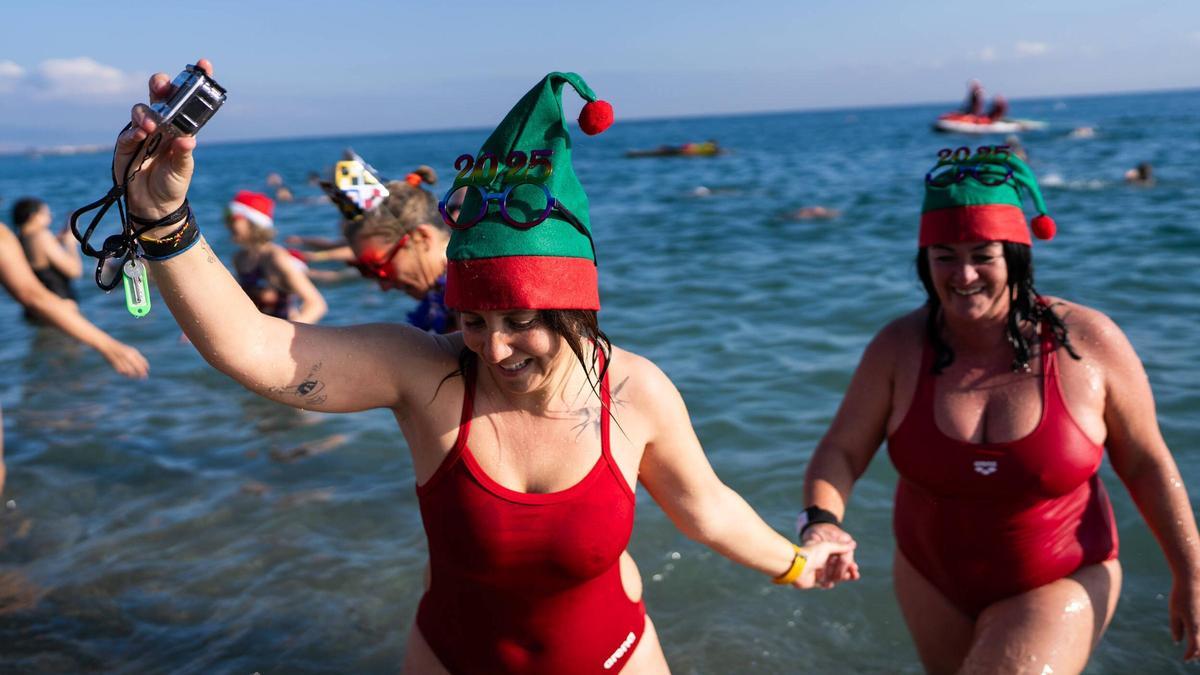Primer baño del año en la playa de la Barceloneta