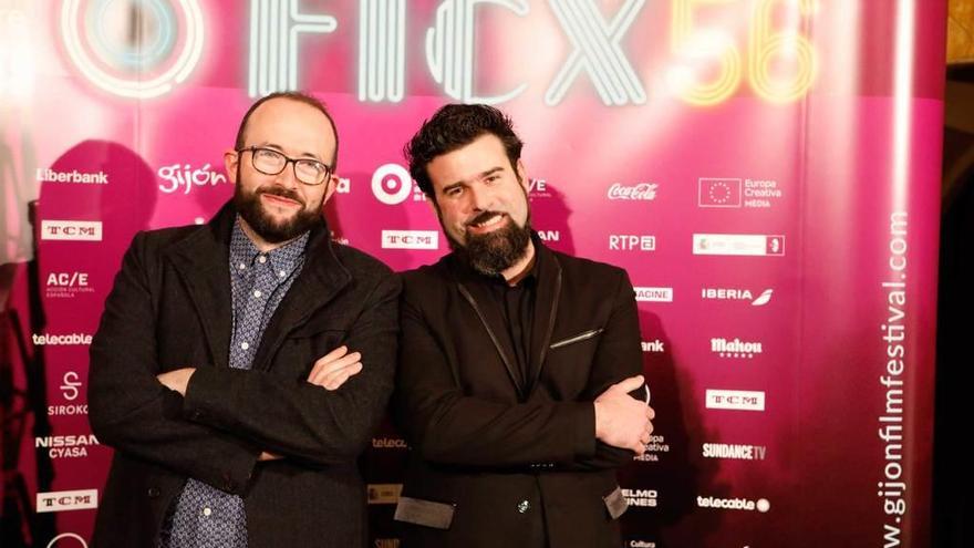 Diaz Castaño, a la izquierda, director del Festival de Cine de Gijón, con Tito Rodríguez, programador principal, el pasado sábado, en el teatro Jovellanos, antes de la gala de clausura.