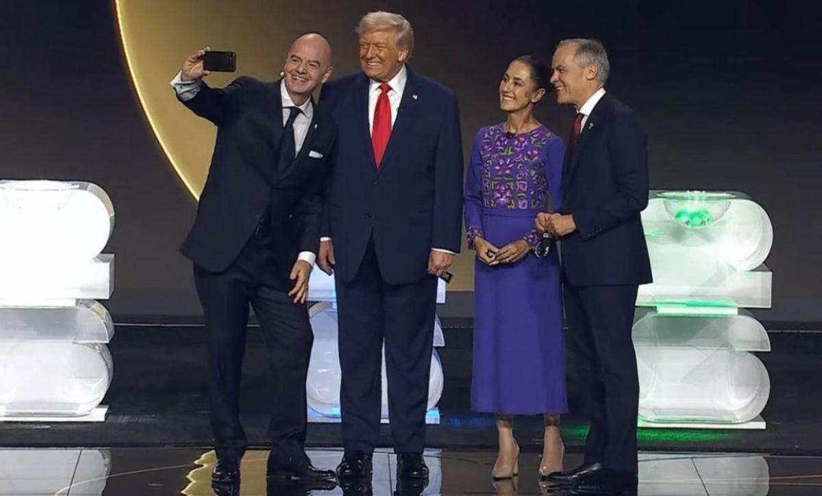 Infantino, con el móvil en la mano