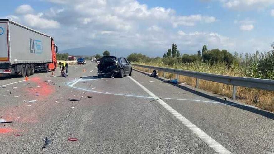 S&#039;encasten contra un cotxe dels Mossos a l&#039;AP-7 i fugen corrents a Cabanes