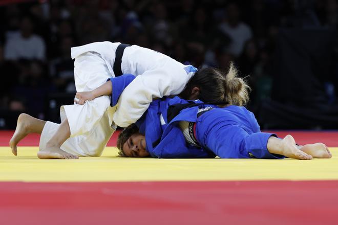 La judoca francesa Shirine Boukli compite ante la española Laura Martínez Abelenda (azul) durante el combate por la Medalla de Bronce de Judo -48 kg Femenino de los Juegos Olímpicos de París 2024.