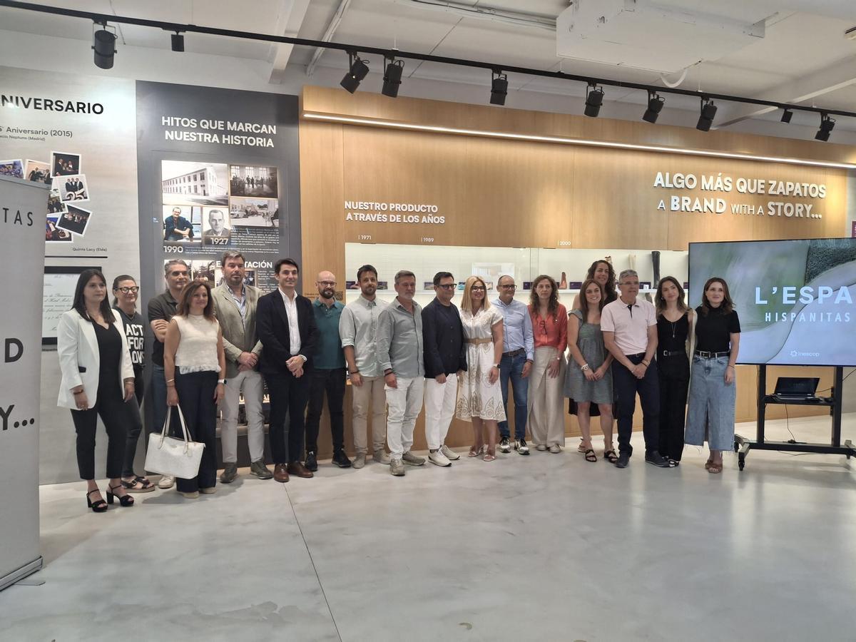 Foto de familia entre los equipos de sostenibilidad y de dirección de las empresas que han intervenido L'Espai Hispanitas.