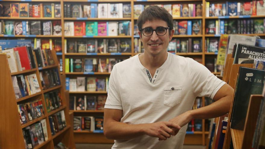 El jove autor menorquí J.P. Sansaloni, a la llibreria Gigamesh