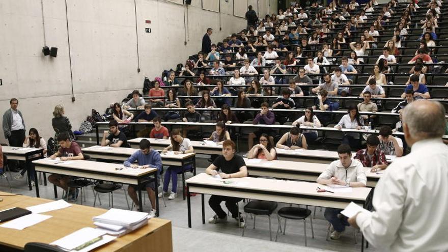 Estudiantes se enfrentan a la Selectividad.