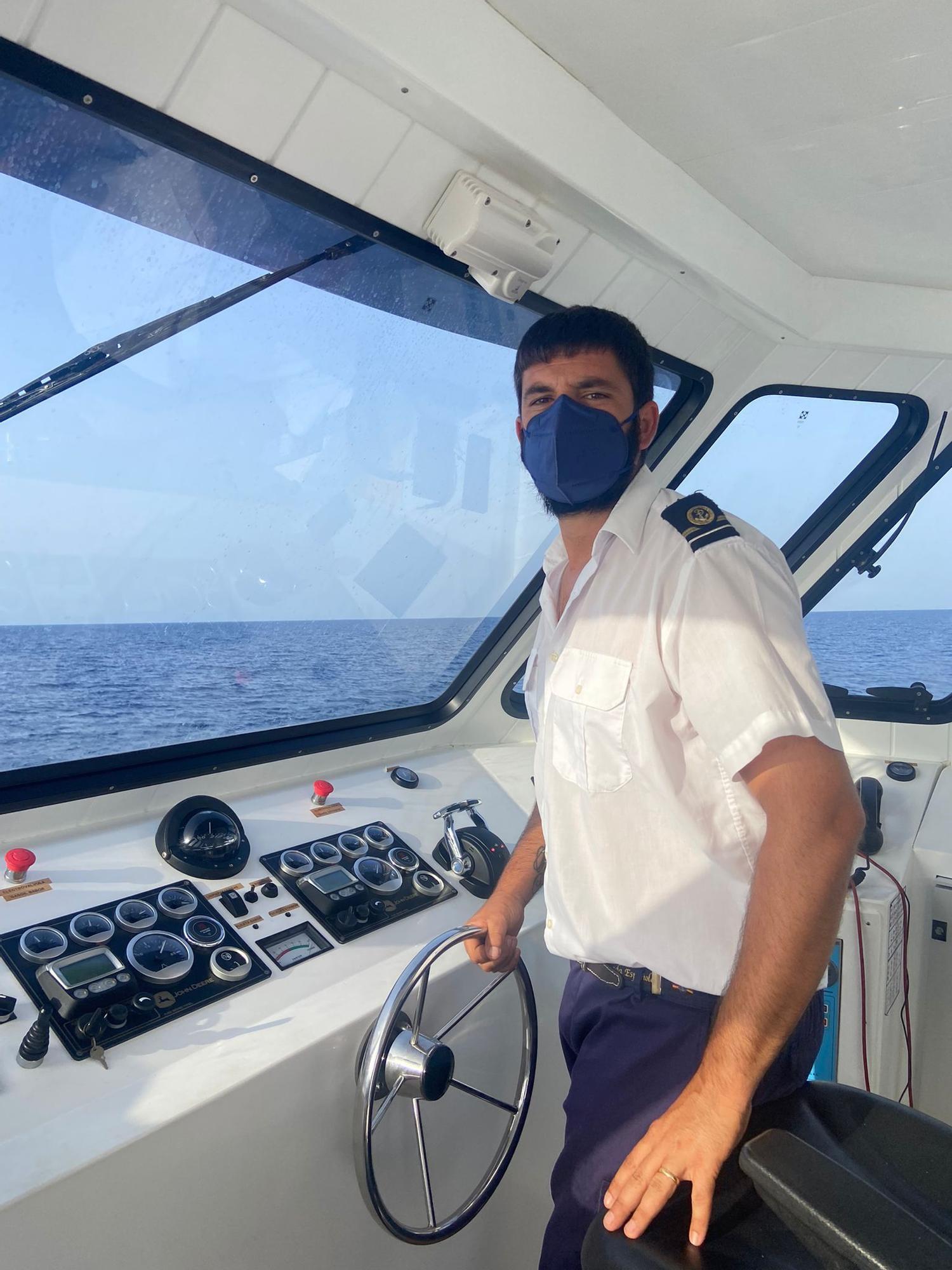 Sergio Vizcarro, el patrón del barco turístico ‘Sergi I’, rumbo a las islas.