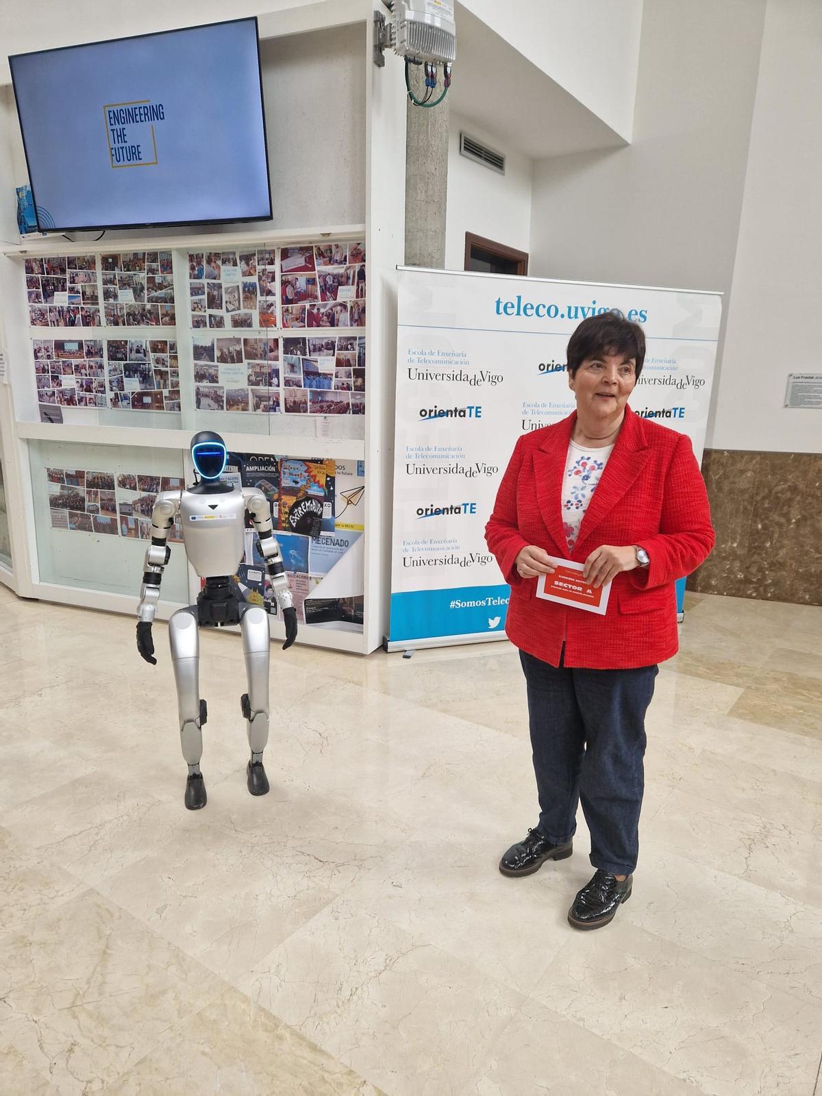 García Mateo estuvo acompañada por un robot humanoide con el que trabajan investigadores de su escuela.