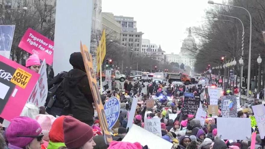 'Un violador en tu camino' marca el paso en la Marcha de Mujeres contra Trump