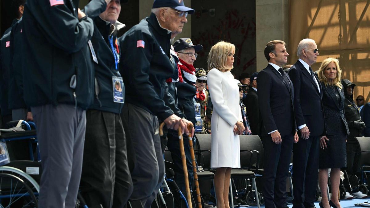 Brigitte y Emmanuel Macron junto a Joe y Jill Biden durante una ceremonia por el 80 aniversario del Desembarco de Normandía, este jueves en el cementerio de Colleville-sur-Merc.