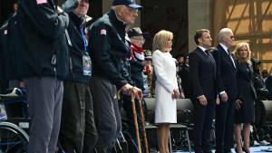 Brigitte y Emmanuel Macron junto a Joe y Jill Biden durante una ceremonia por el 80 aniversario del Desembarco de Normandía, este jueves en el cementerio de Colleville-sur-Merc.