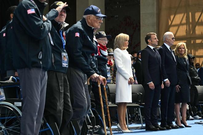 Brigitte y Emmanuel Macron junto a Joe y Jill Biden durante una ceremonia por el 80 aniversario del Desembarco de Normandía, este jueves en el cementerio de Colleville-sur-Merc.