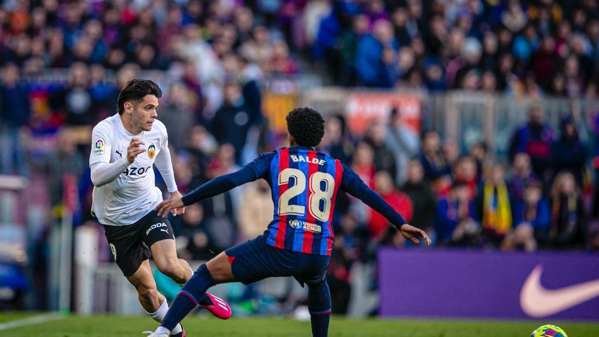 Fran Pérez forzó el penalti el pasado domingo en el Camp Nou, aunque el colegiado no lo señaló