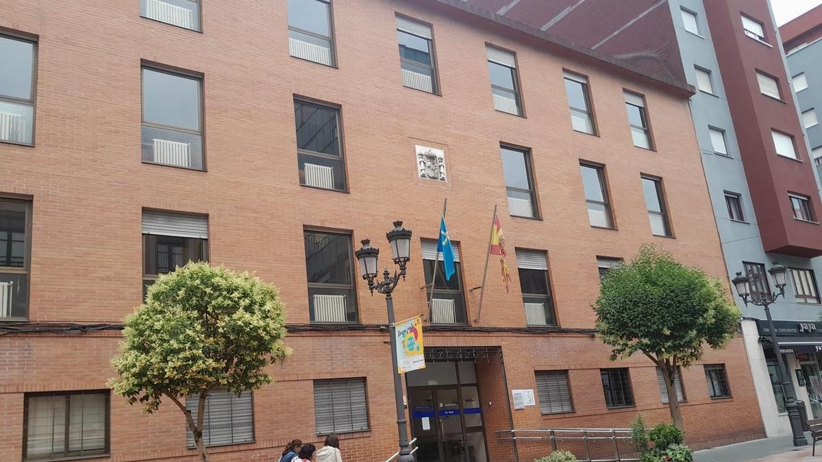 El edificio que acogía los juzgados en Sama hasta hace unos meses.
