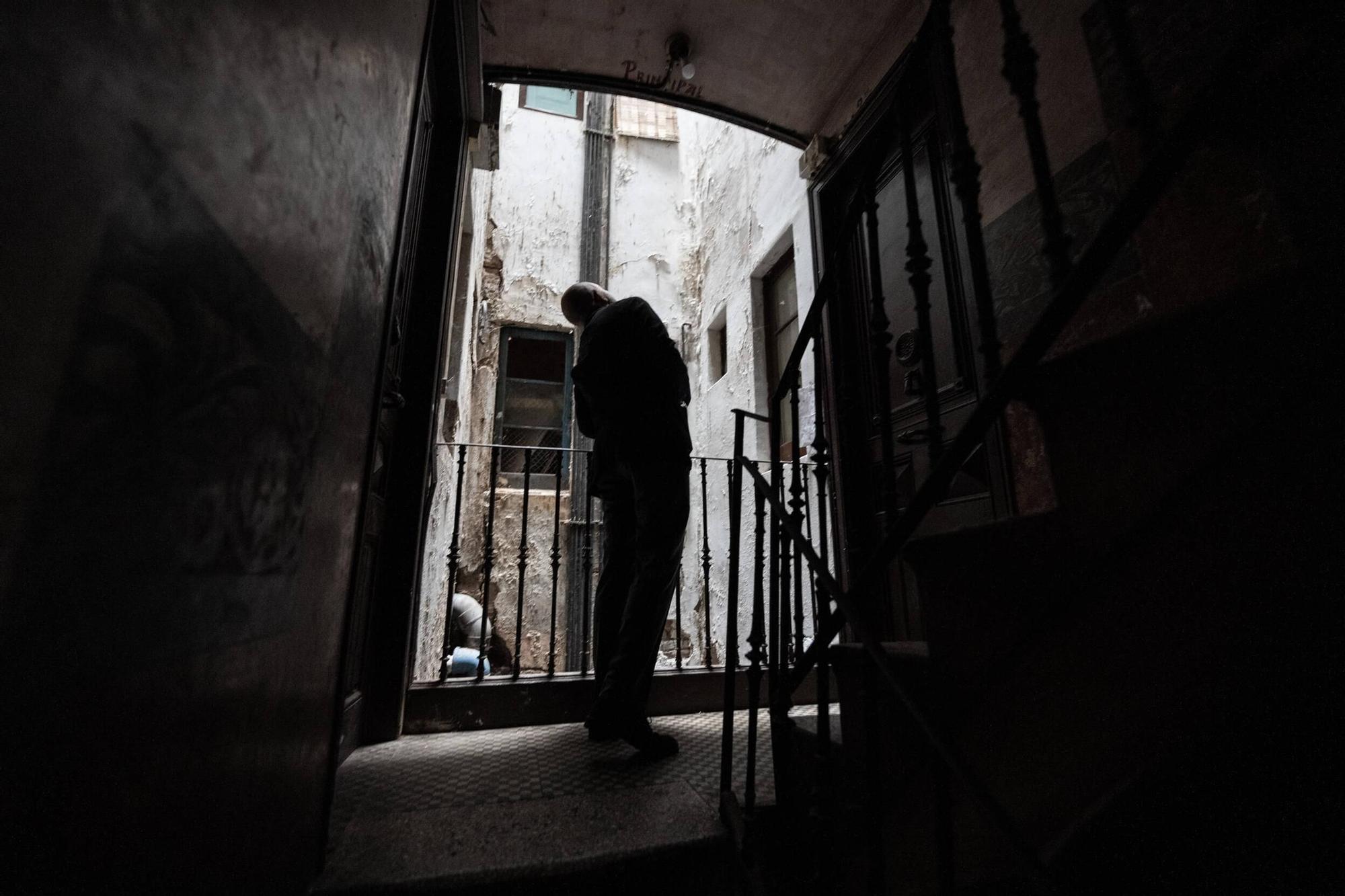 El interior de la escalera del pasaje Alió, en Barcelona, denunciada por altercados e inseguridad.