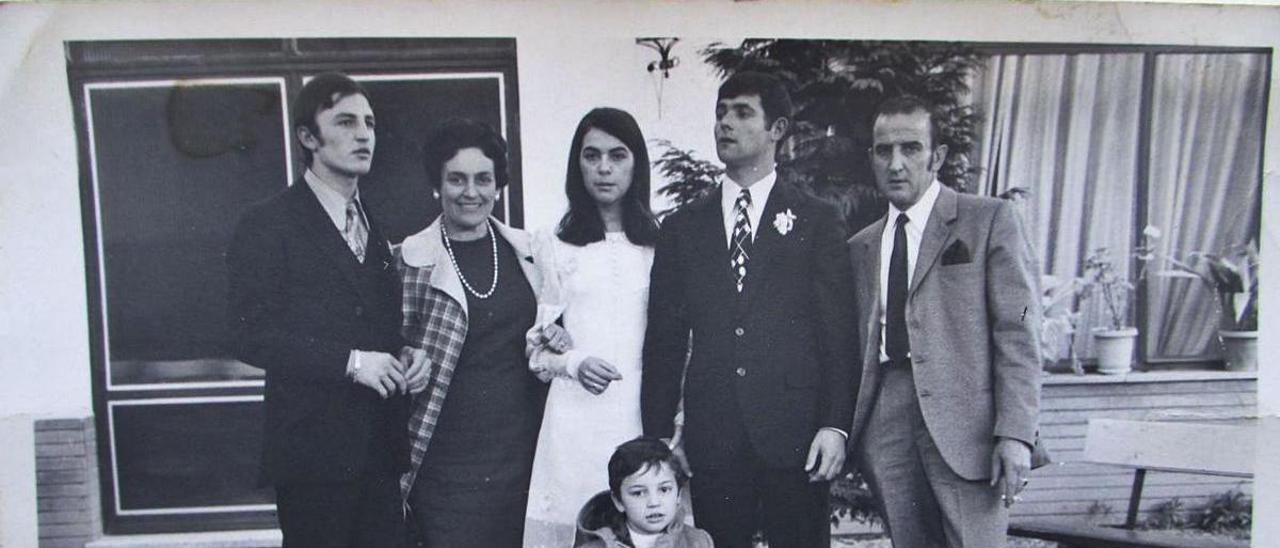 Foto de la boda del Tarangu. Por la izquierda, José Manuel Busto, Lola Hevia, María Elena Martínez , El Tarangu (José Manuel Fuente) y Delfín Busto. De rodillas, Gabino Busto.