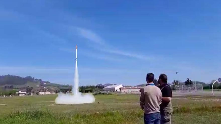 VÍDEO: Doce equipos de toda Asturias participan en la competición de lanzamiento de satélites Cansat, desde las instalaciones de La Morgal, en Llanera