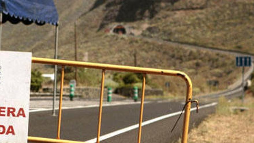 Imagen de la carretera de acceso al túnel que une los municipios de Valverde y Frontera en la isla de El Hierro que permanece cerrada debido a la actividad actividad sismica y a los numerosos temblores diarios que se estan pruduciendo desde hace varios meses.