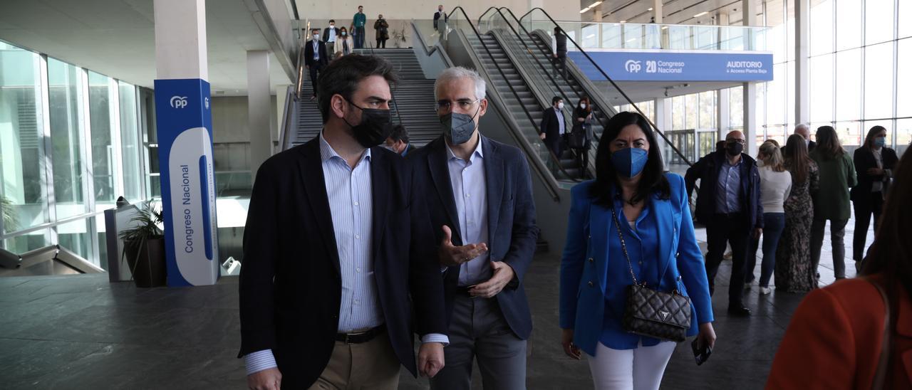 Diego Calvo, Francisco Conde y Elena Candia, en el congreso que encumbró a Feijóo en Sevilla