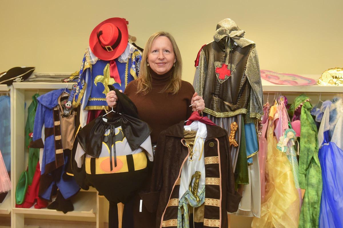 Eva Pestoni posa con algunos de los disfraces de su tienda.