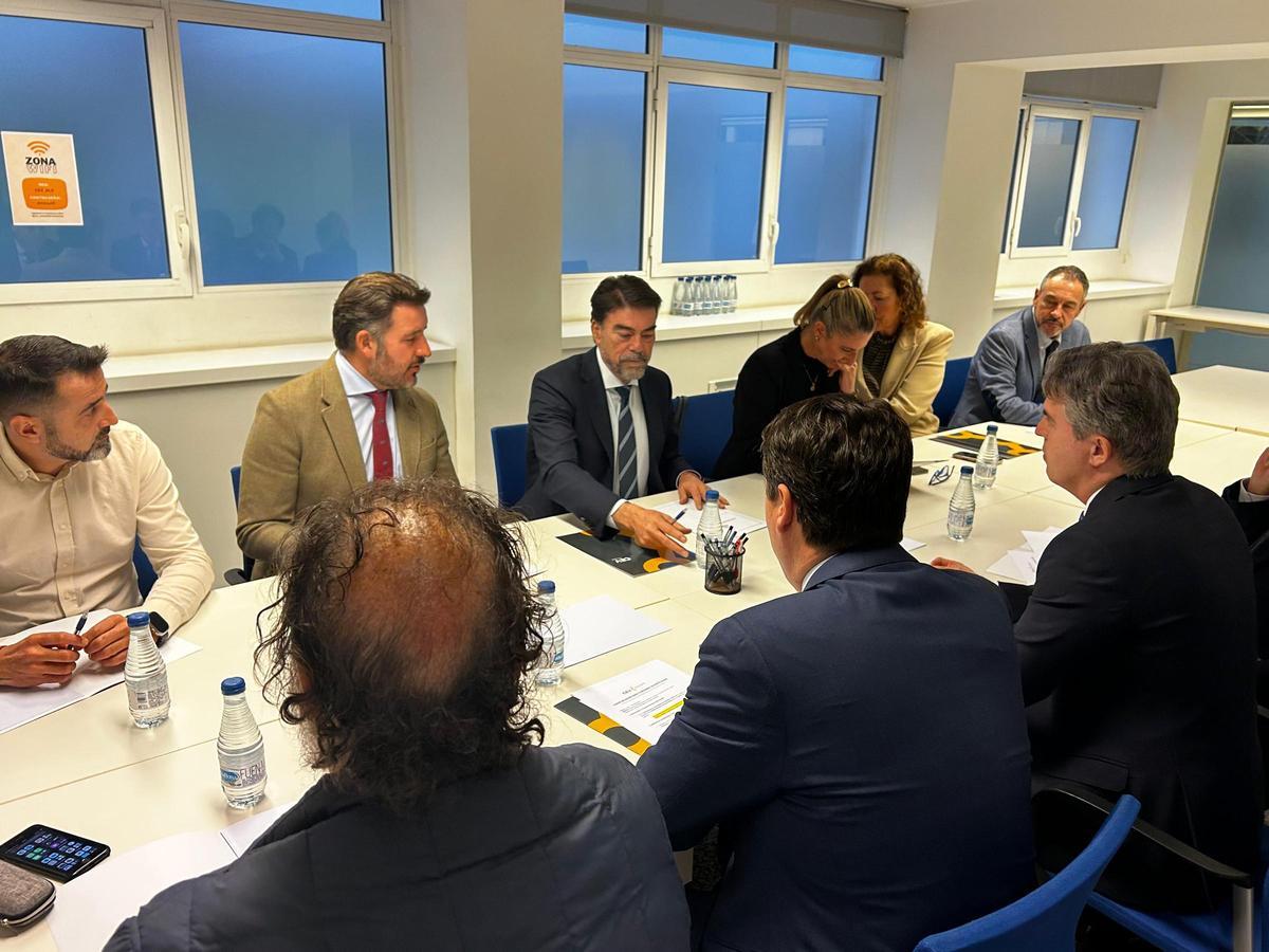La reunión entre los alcaldes y la junta directiva de la CEV.