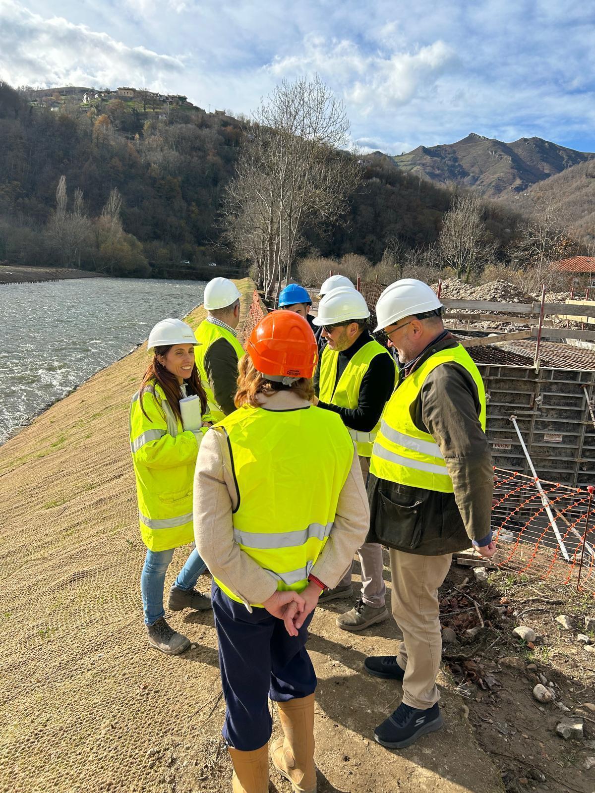 Vista de la presidenta de Confederación, Bárbara Monte, y el alcalde de Laviana, Julio García, a las obras de La Chalana